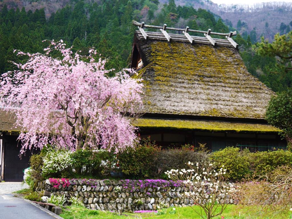 Hotel Restaurant Chinsenrou Thatched Roof Exterior