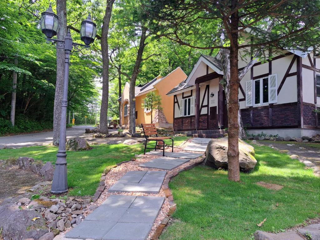 Hotel Rosewood Garden Villa Cottage Garden Path