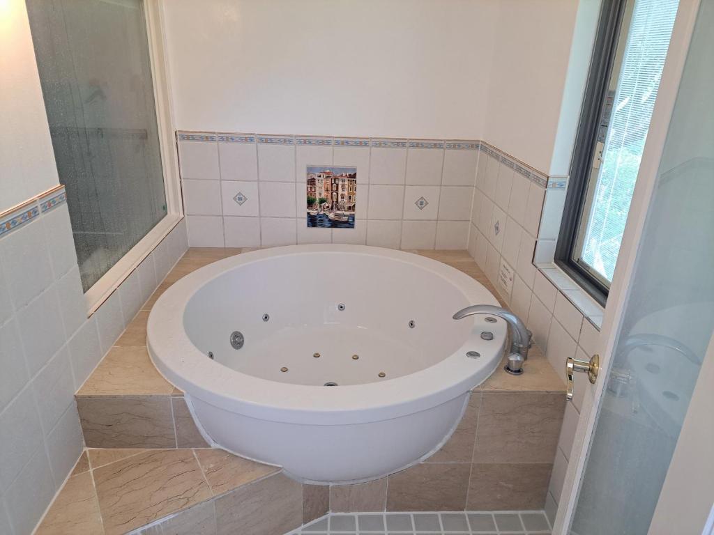 Hotel Rosewood Garden Villa Jacuzzi Bathroom