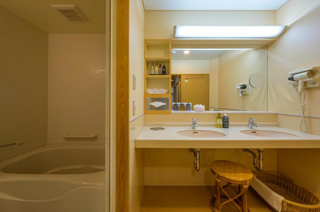Hotel Seifuuen Bathroom Vanity