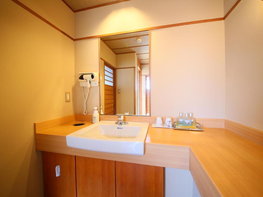 Hotel Tamanoyu Washroom Vanity
