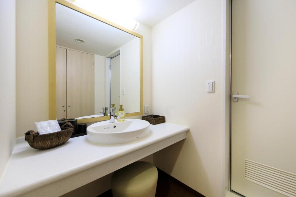 Hotel View Palace Washbasin Area