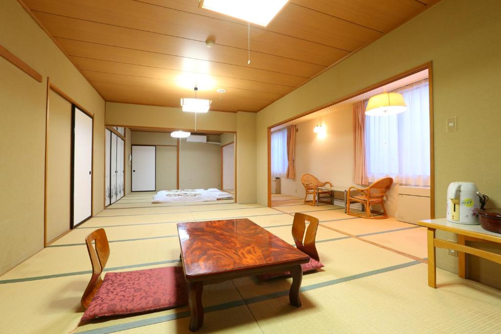 Hotel Yudanaka Tatami Room