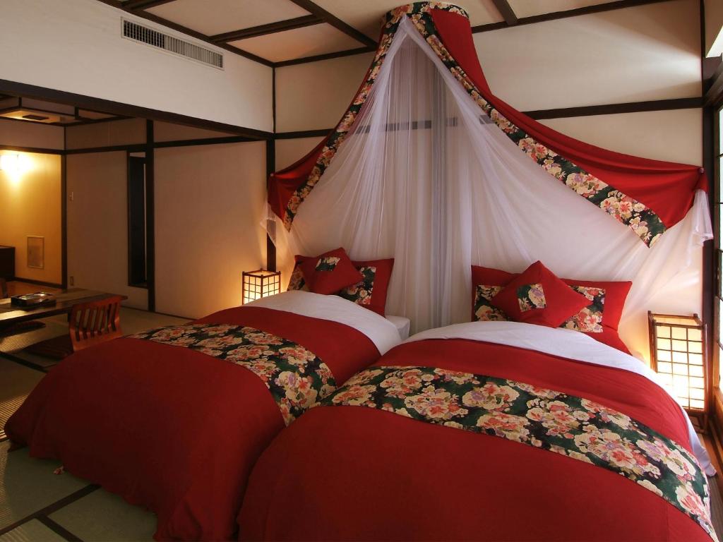 Isshinkan Ryokan Floral Canopy Bedroom