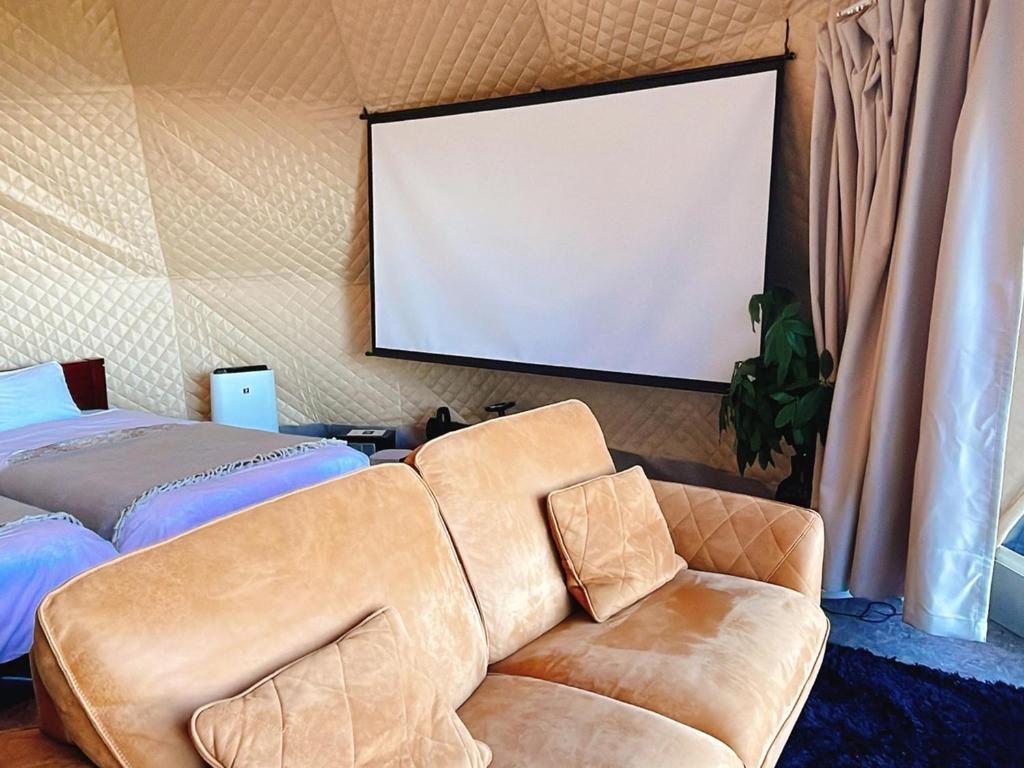 Izu Coco Glamping Resort Bedroom Projector Screen