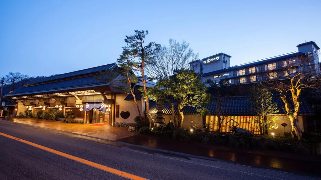 Izutsuya Ryokan Exterior Night