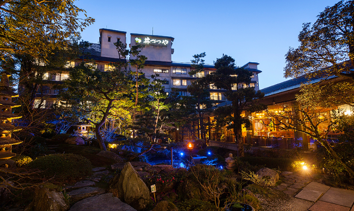 Izutsuya Ryokan Garden Exterior Night