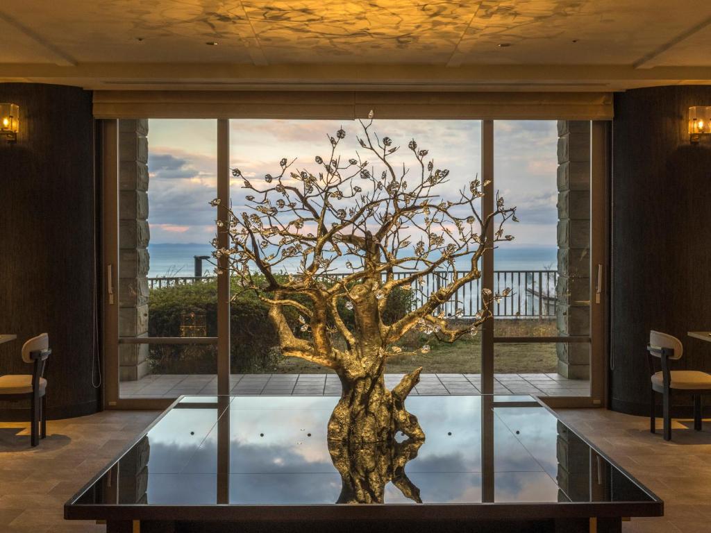 Kamenoi Hotel Atami Lobby Tree Sculpture