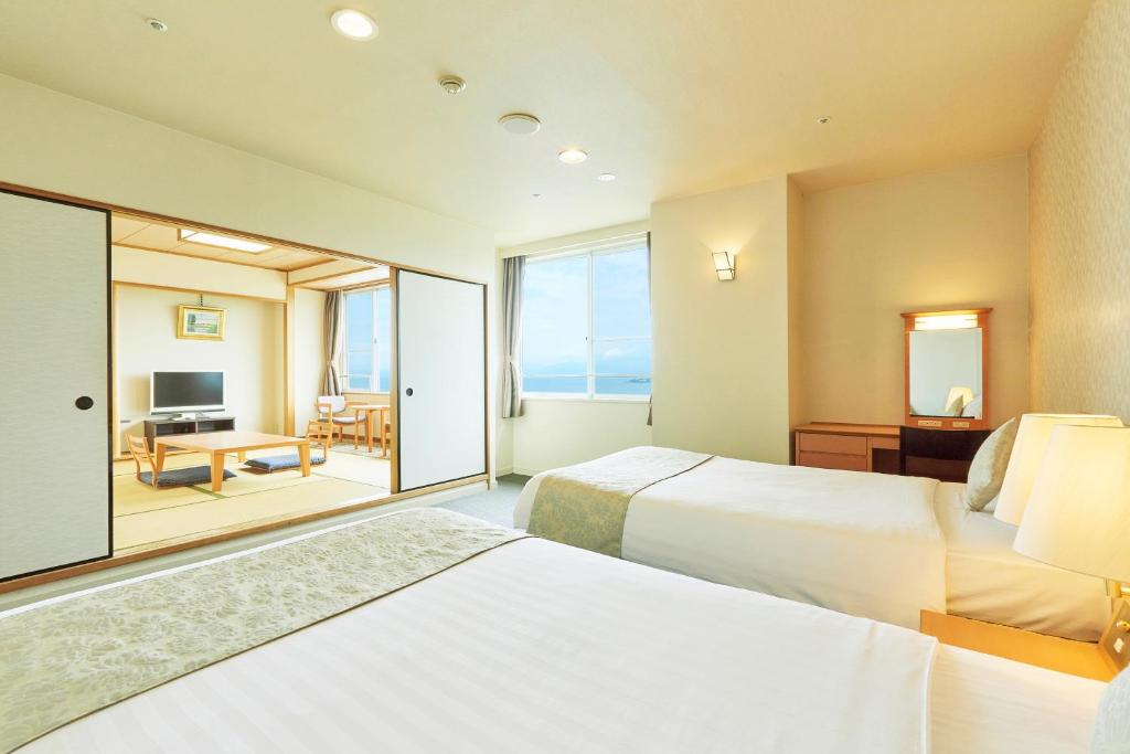 Kamenoi Hotel Hikone Twin Room Tatami Area