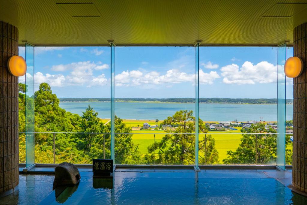 Kamenoi Hotel Itako Onsen Bath Lake View