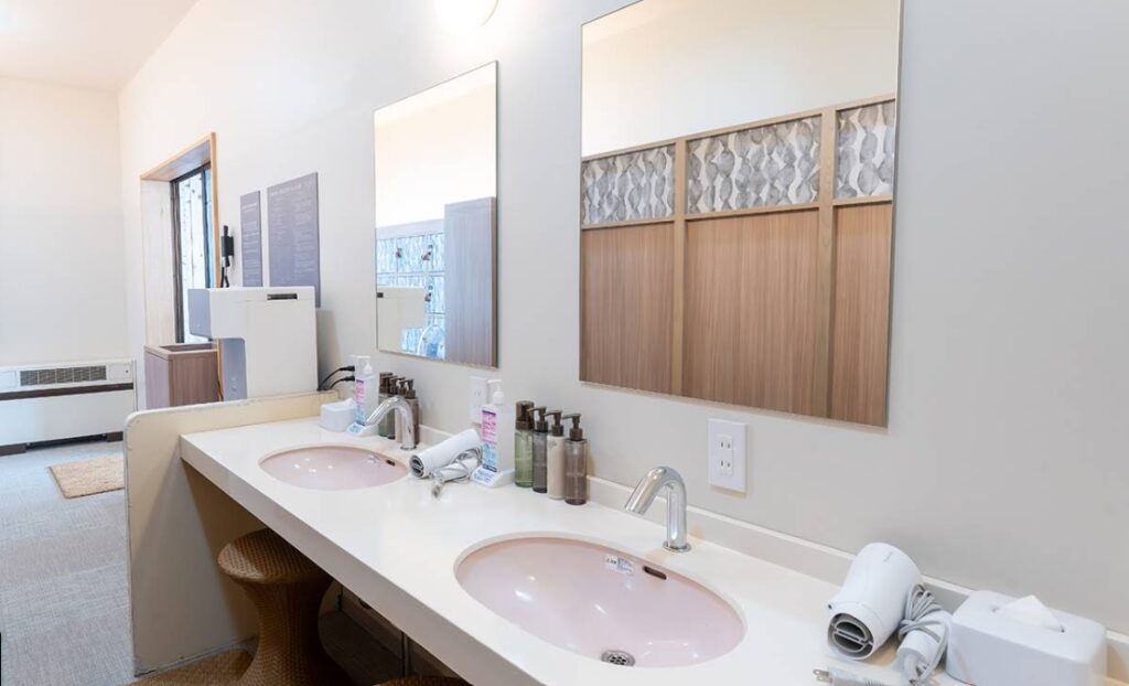 Kamenoi Hotel Kusatsu Yubatake Double Vanity Bathroom