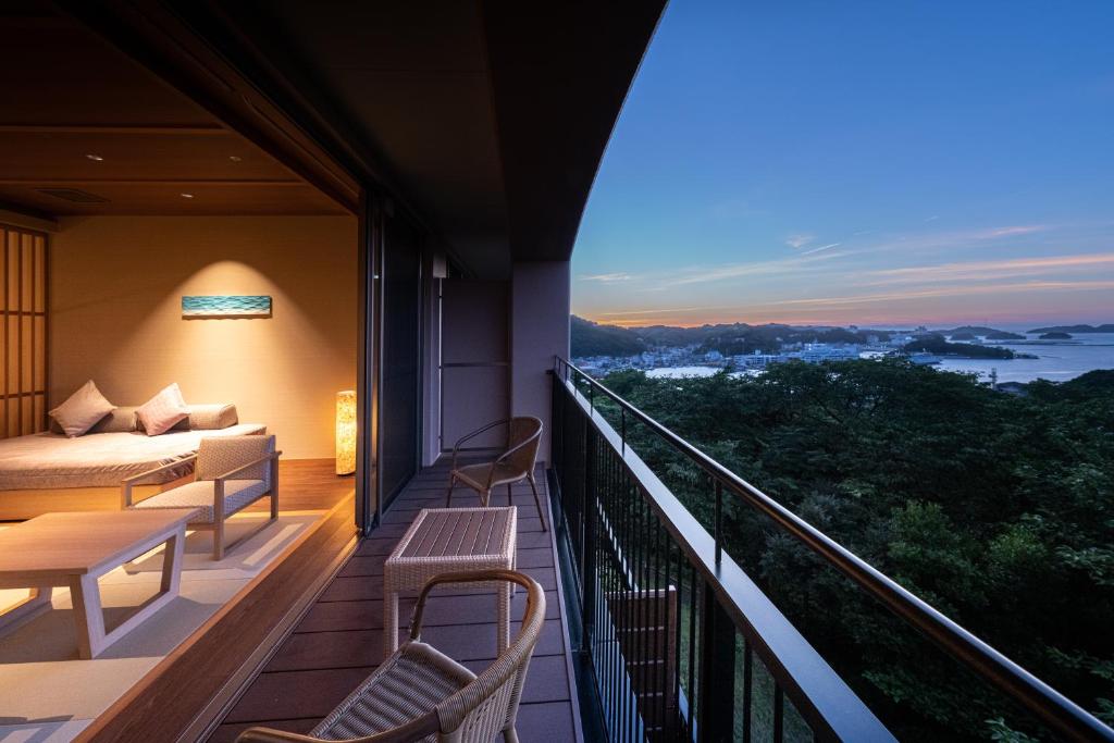 Kamenoi Hotel Toba Balcony Room