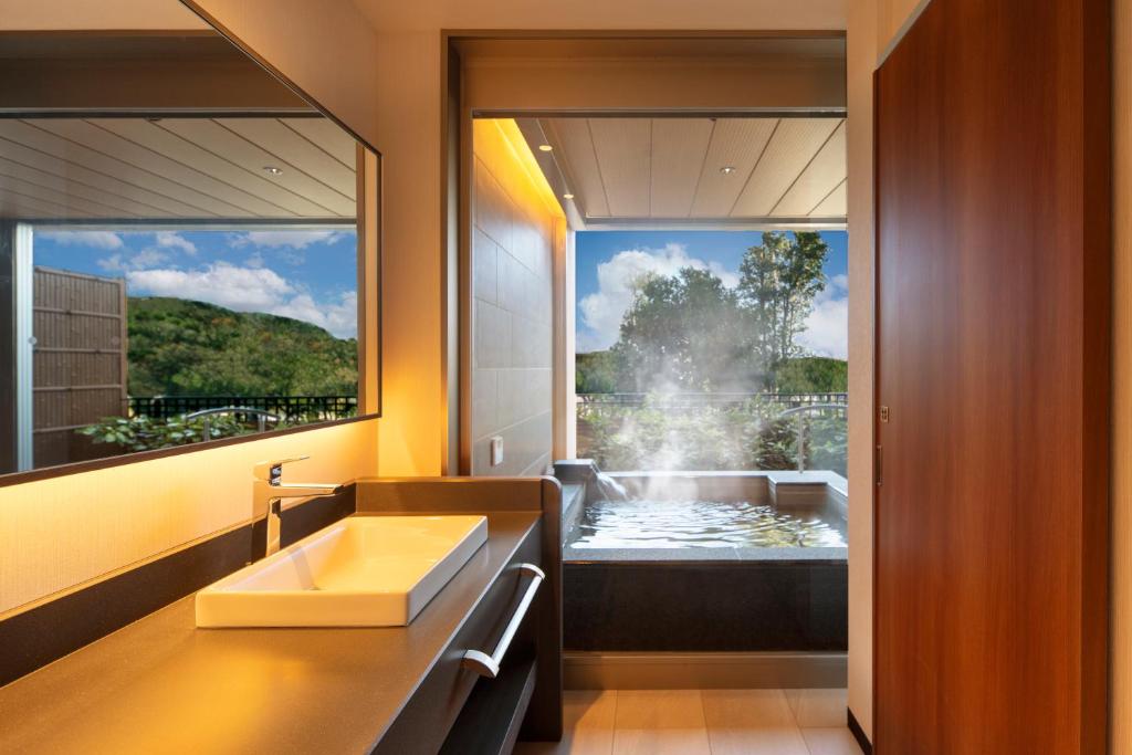 Kamenoi Hotel Toba Open Air Bathroom
