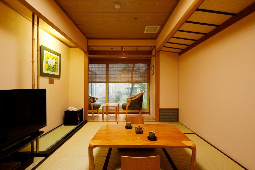 Kanazawa Hakuchoro Hotel Sanraku Tatami Room
