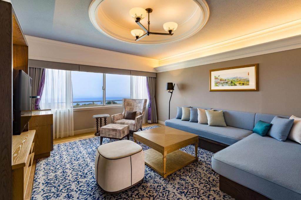 Kawana Hotel Ocean View Lounge Room