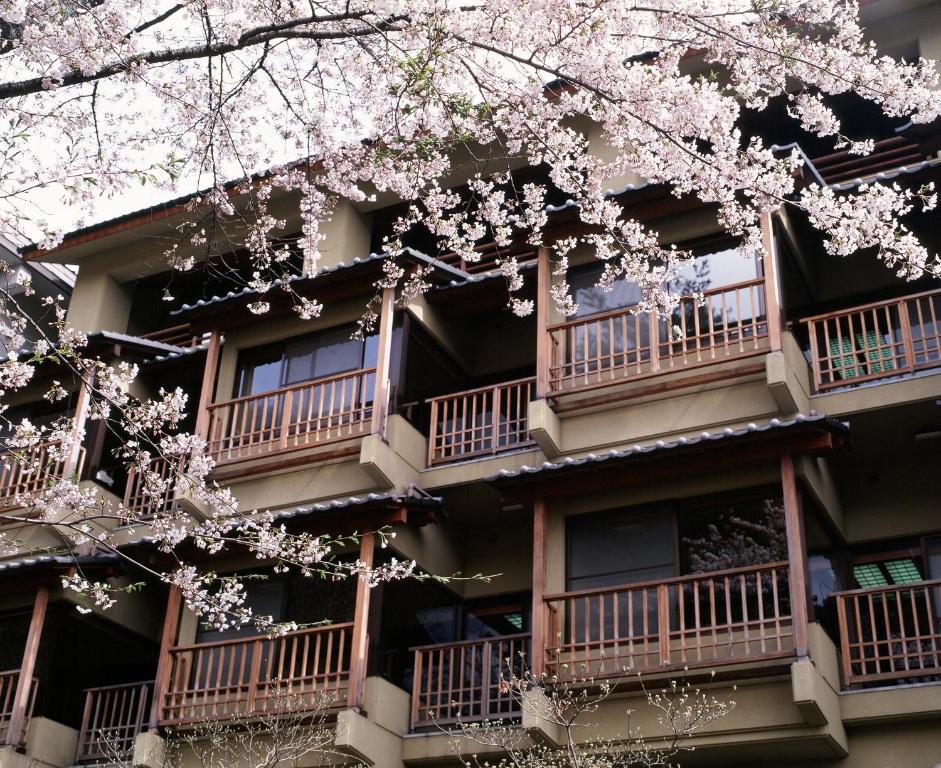 Kinseikan Seseragi Ryokan Exterior Cherry Blossoms