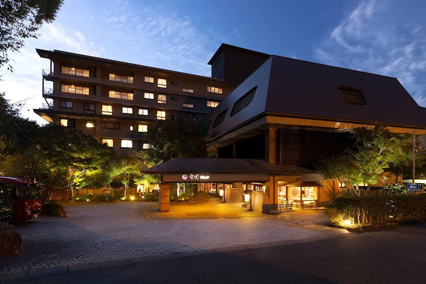 Kissho Yamanaka Ryokan Exterior Night