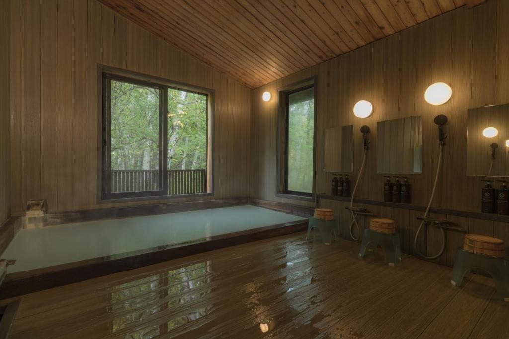 Komakusa Hotel Indoor Onsen Bath