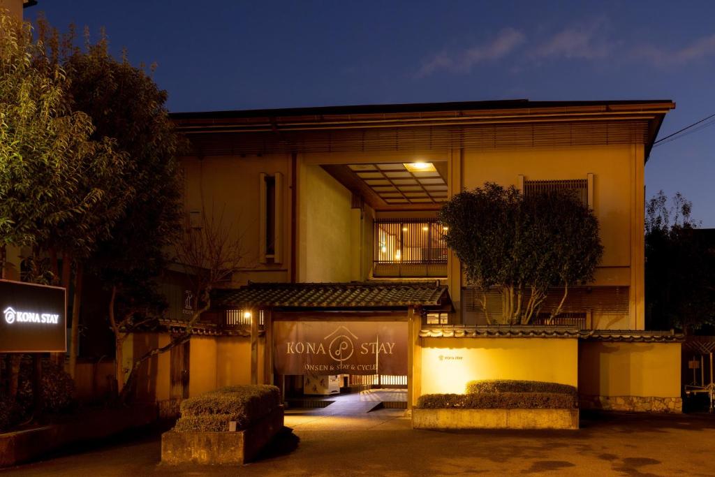 Kona Stay Izu Nagaoka Ryokan Exterior Night