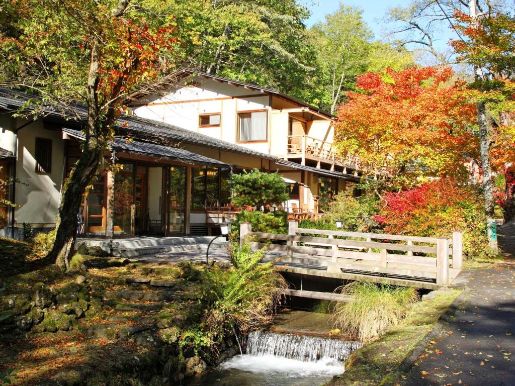 Kose Onsen Hotel Ryokan Exterior Autumn Bridge