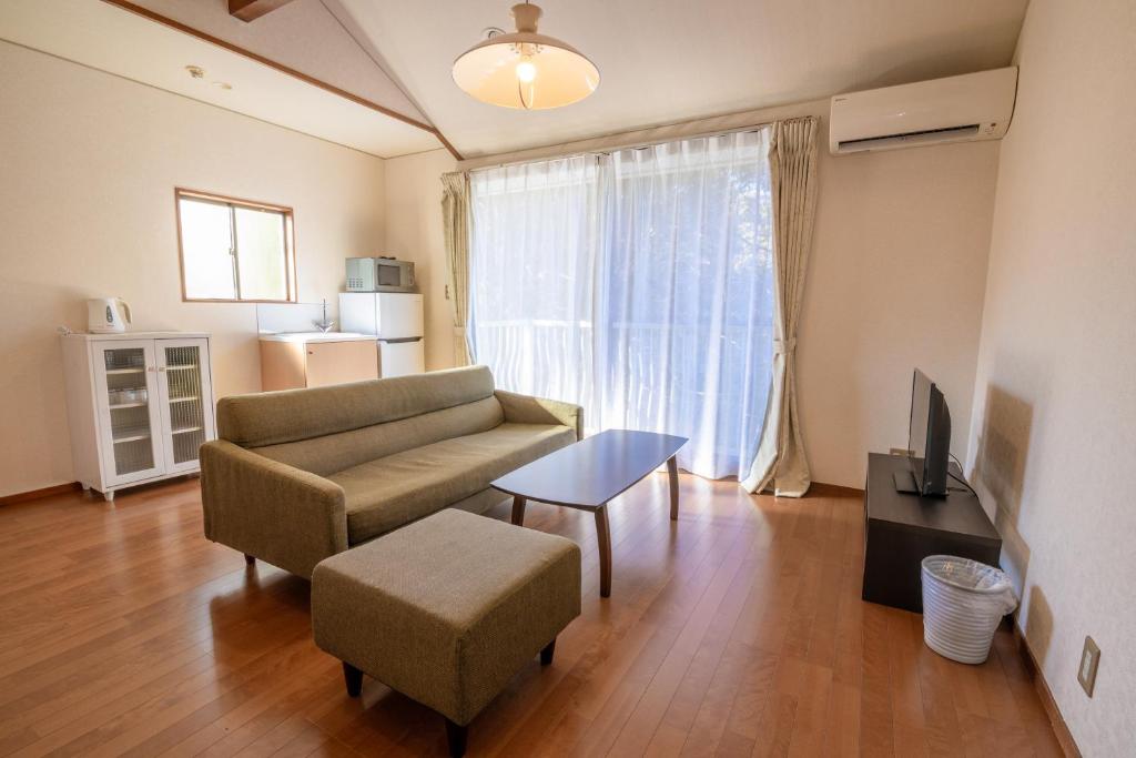 Le Nessa Akazawa Living Room