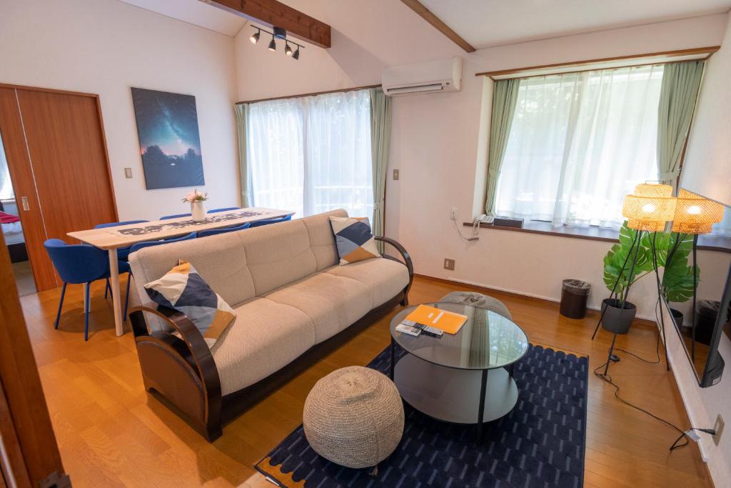 Le Nessa Akazawa Living Room