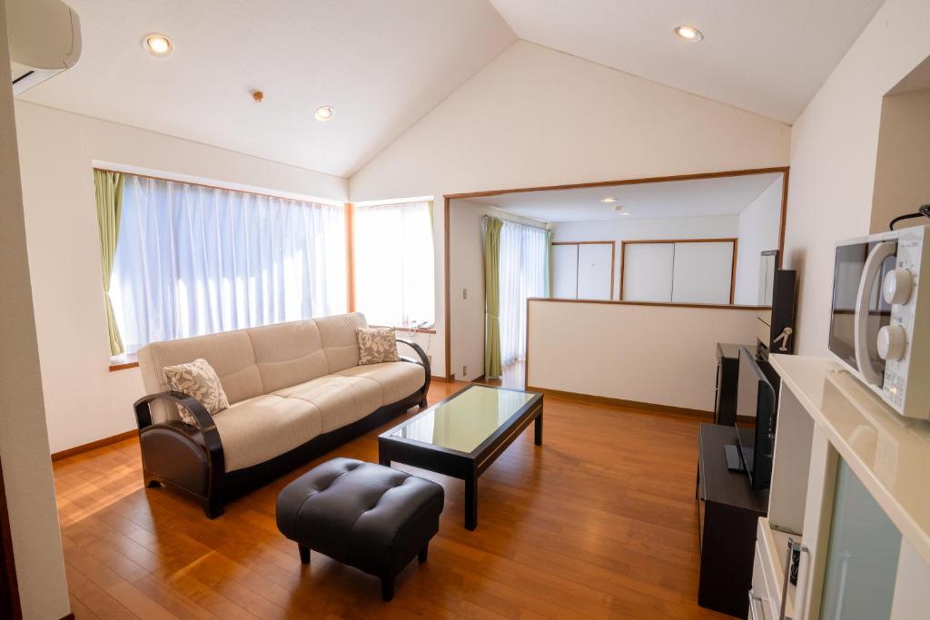Le Nessa Akazawa Living Room