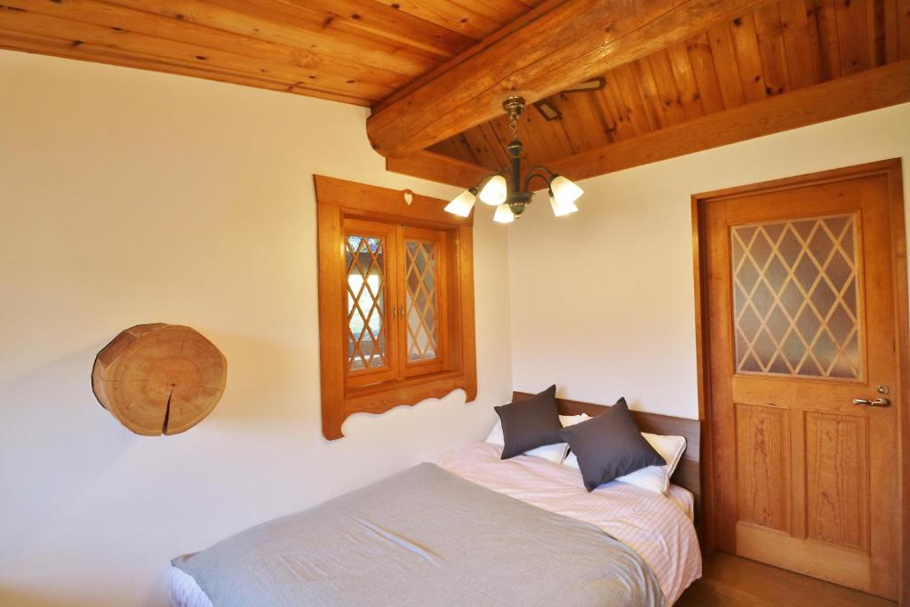 Log Cabin Izu Kogen Wooden Guest Room