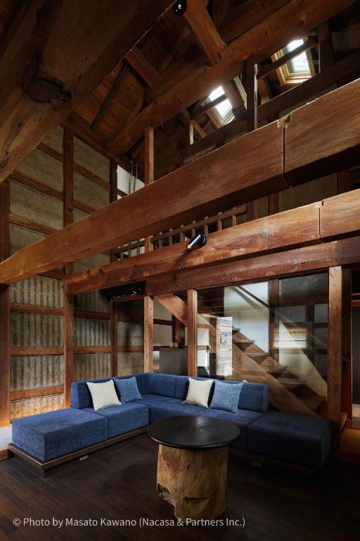 Loquat Nishiizu Wood Beam Lounge