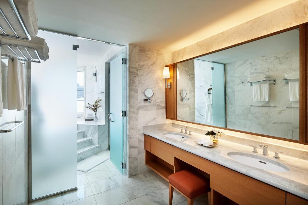 Lotte Arai Resort Bathroom Vanity