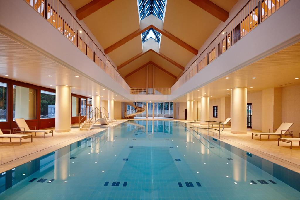 Lotte Arai Resort Indoor Pool