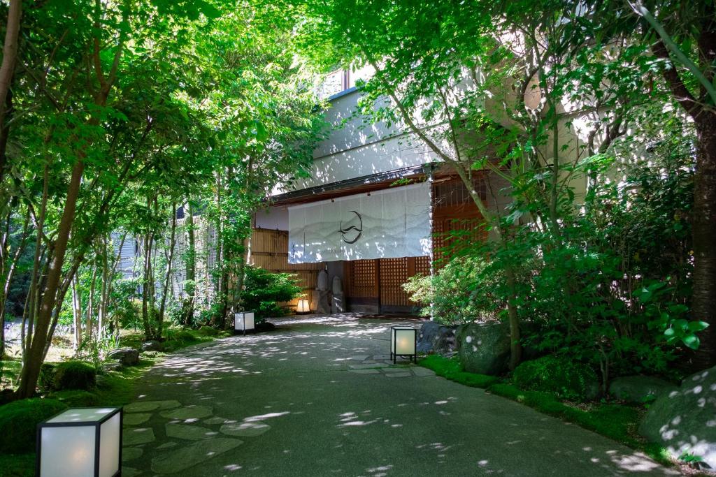 Manyo No Sato Hakuunso Entrance Garden
