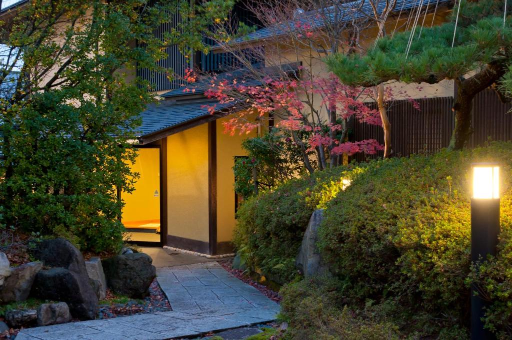 Manyo Ryokan Garden Entrance