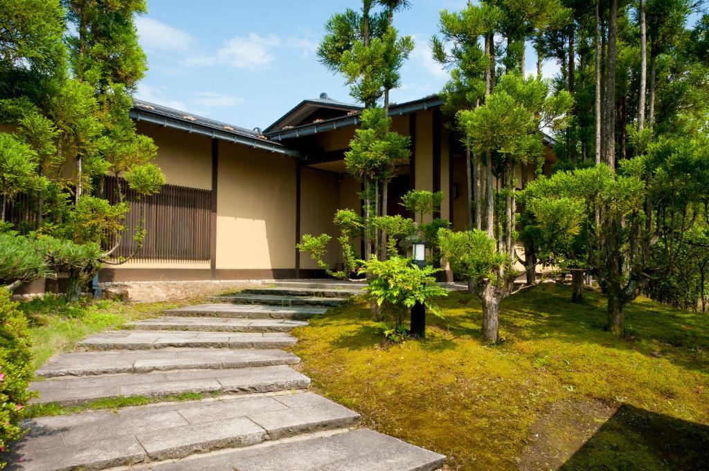 Manyo Ryokan Garden Exterior