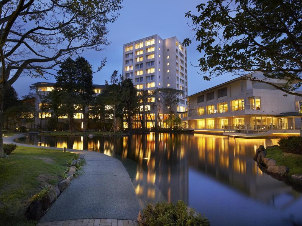 Mars Gardenwood Gotemba Ryokan Exterior Pond At Dusk