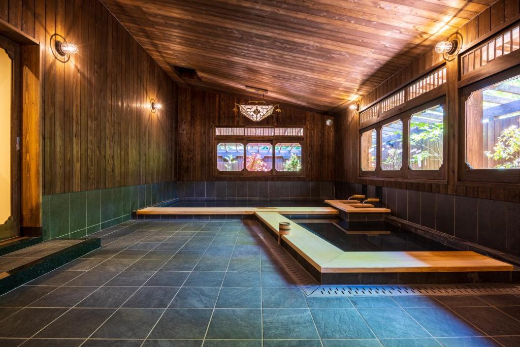Matsuzakaya Honten Wooden Onsen Bath
