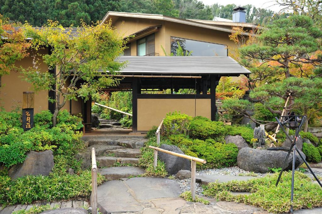Meigetsuso Ryokan Entrance Garden
