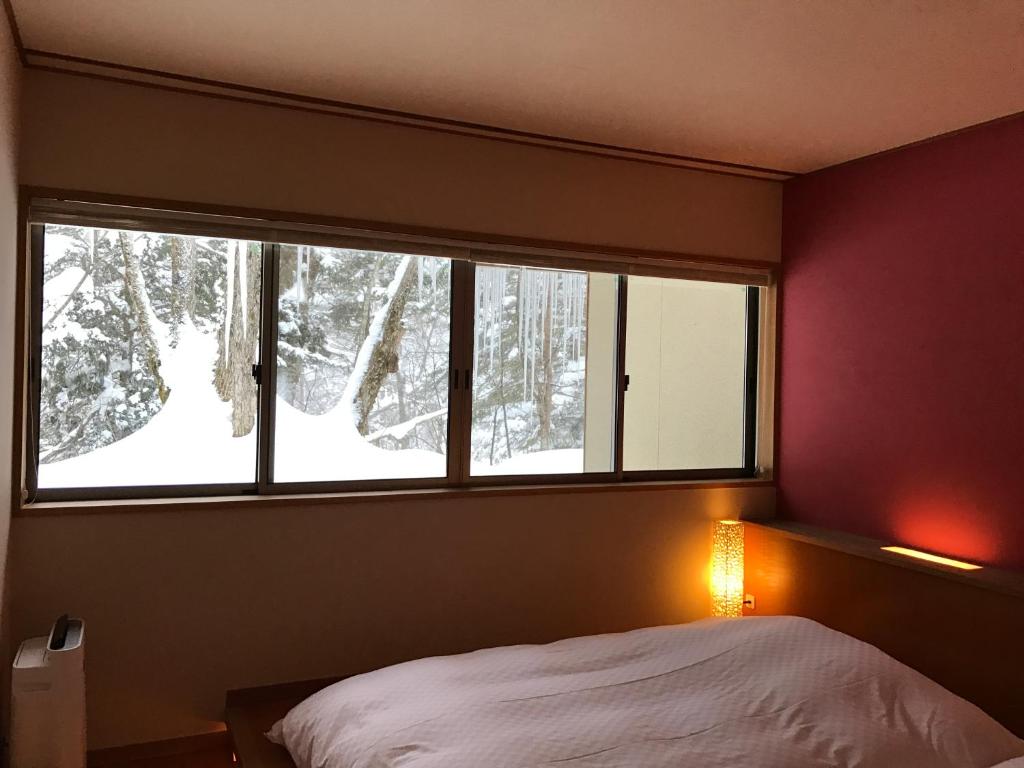 Mozumo Ryokan Bedroom Snow View