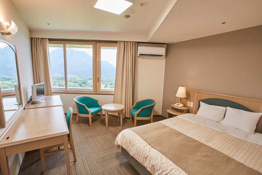 Myogi Green Hotel Mountain View Western Room