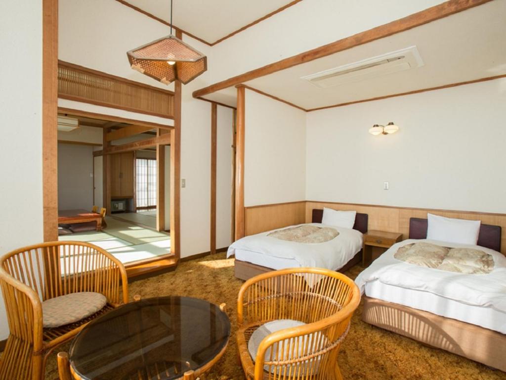 Nangoku Hotel Twin Room Tatami Area