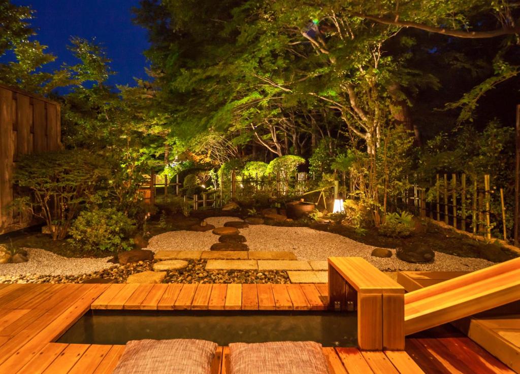 Nasu Onsen Sanraku Japanese Garden Night