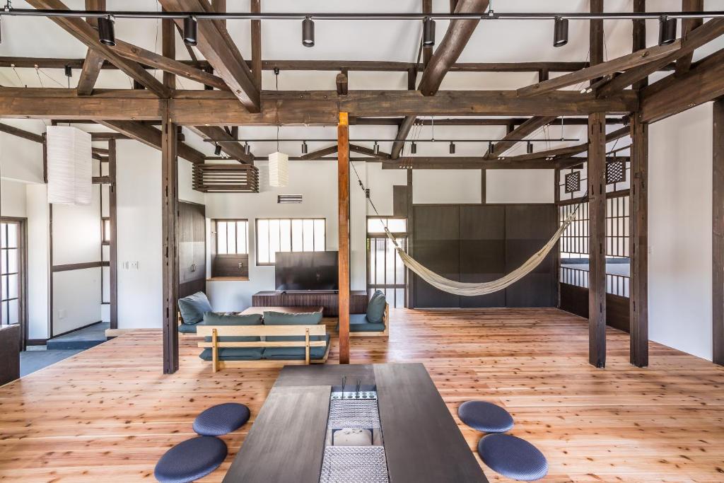 Nihon Iro Open Beam Lounge