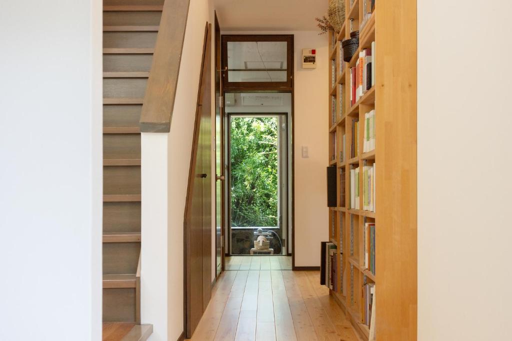 Noel Hakone Fuji Hallway Bookshelf