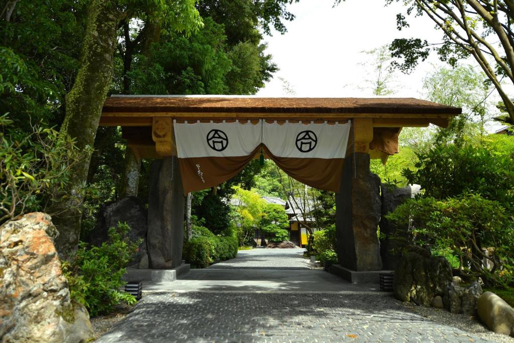 Ochiairo Ryokan Entrance Gate