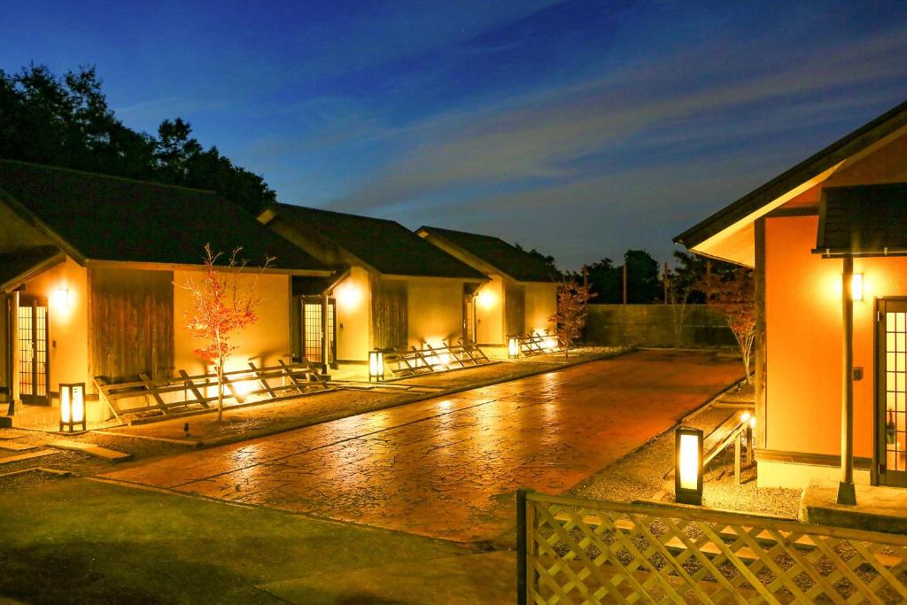 Oedo Onsen Monogatari Kimitsu No Mori Ryokan Exterior Night