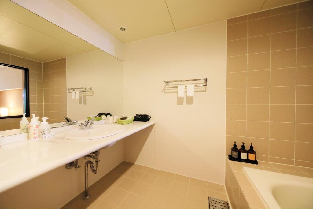 Oku Nikko Hotel Shikisai Bathroom