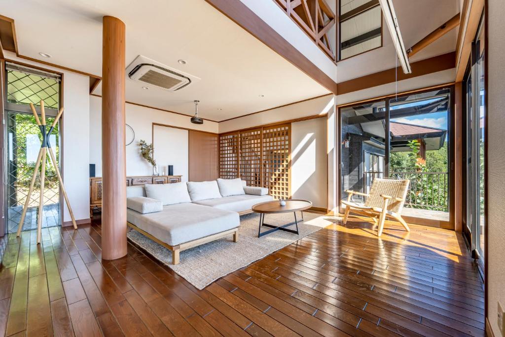 Private Resort Aomi Loft Living Room