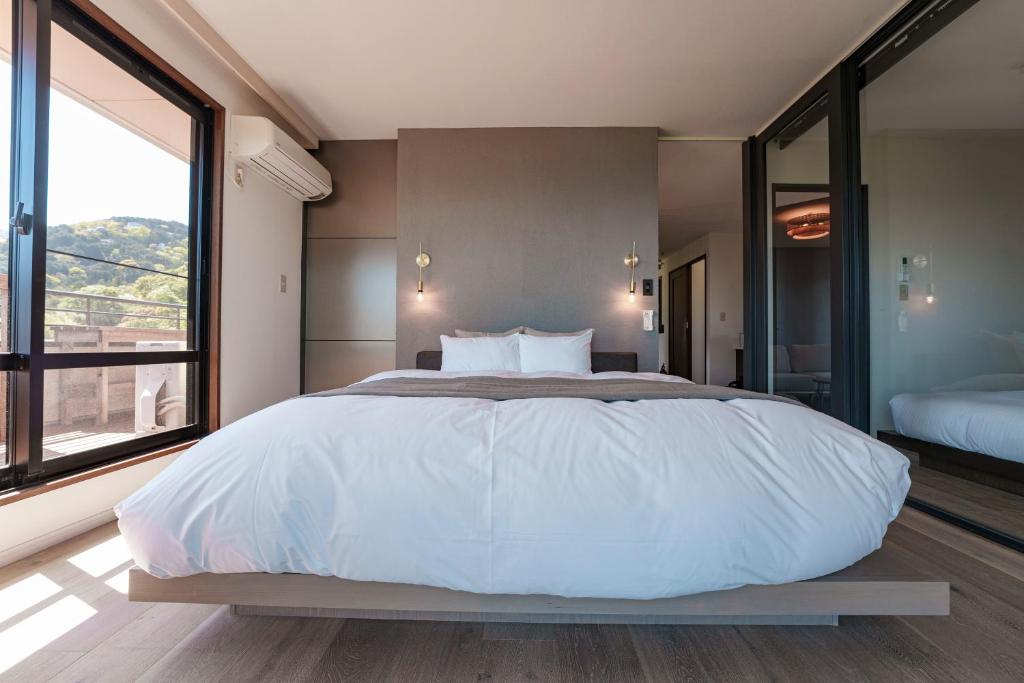 Private Resort Hinata Modern Bedroom