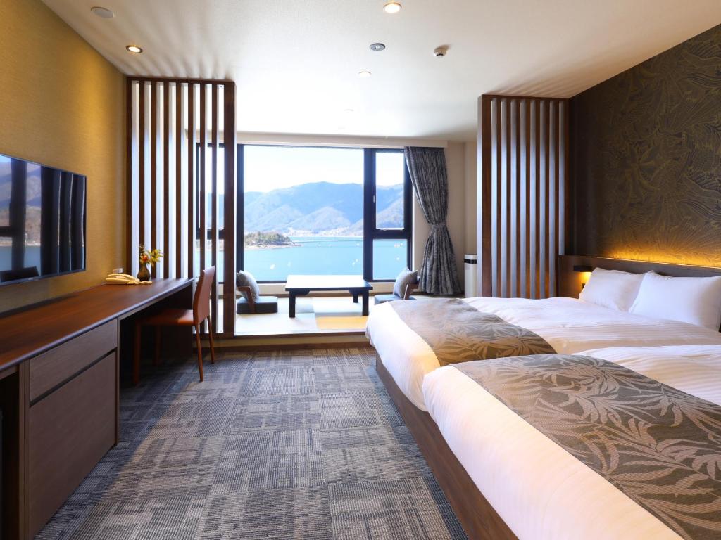 Rakuyu Lake View Twin Room