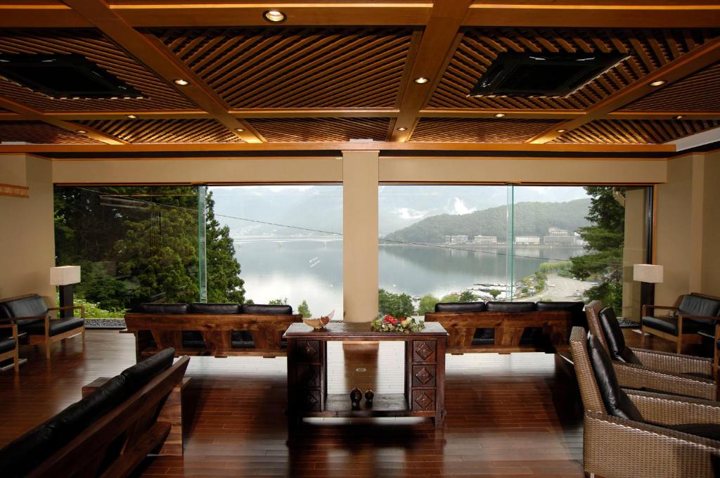 Rakuyu Lakeside Lobby